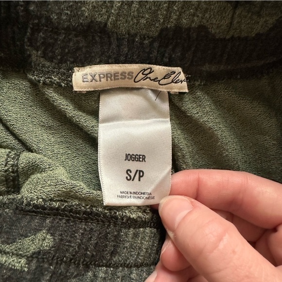 Express One Eleven Camo Ripped Terry Joggers - Picture 6 of 14